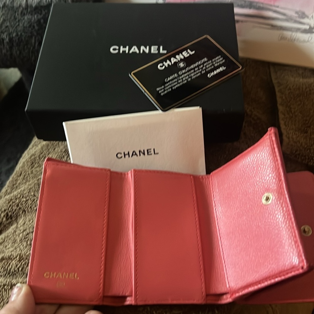 Pink Caviar leather Chanel trifold in beautiful used condition w/ box - Picture 6 of 10